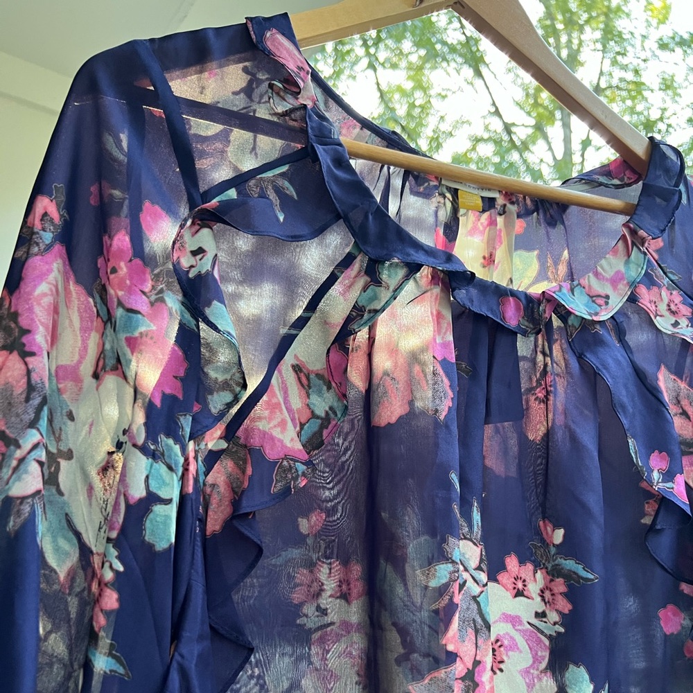 Long sleeve silk blouse, ruffles on neck and sleeve, airy and light. - Picture 4 of 5